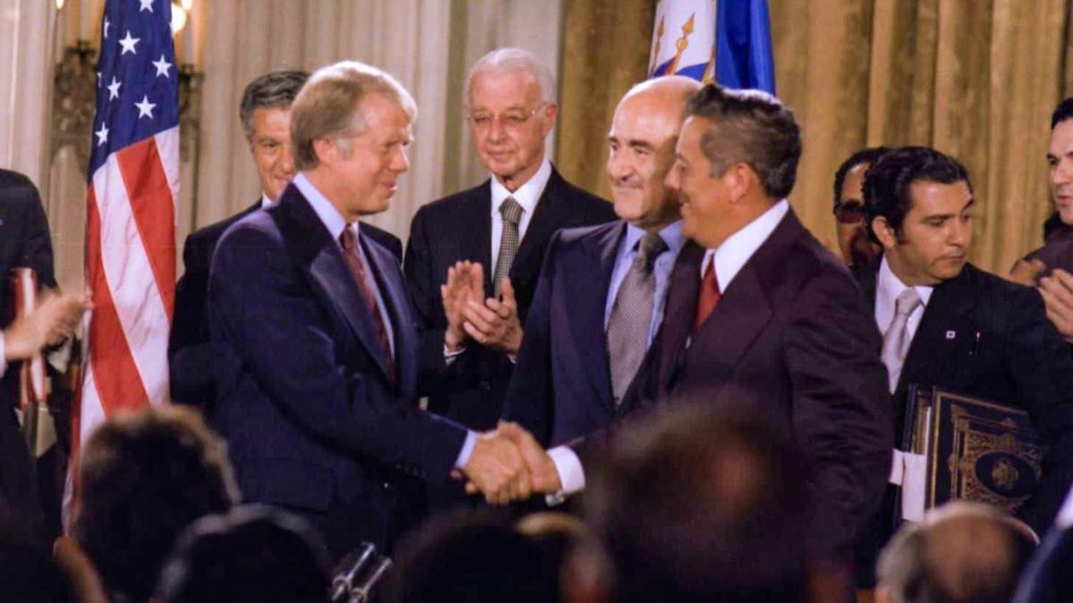 El presidente de EEUU, Jimmy Carter, y el presidente panameño, el general Omar Torrijos, en septiembre de 1977.