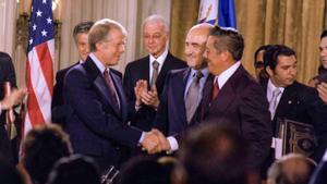 El presidente de EEUU, Jimmy Carter, y el presidente panameño, el general Omar Torrijos, en septiembre de 1977.