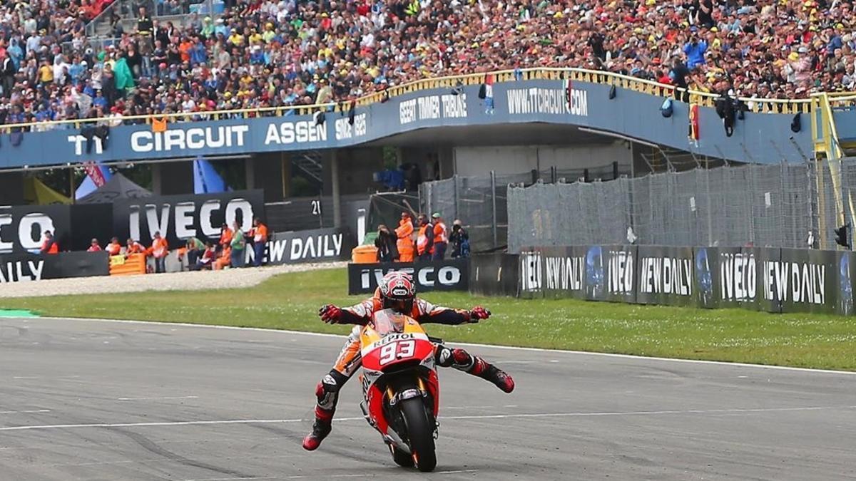 Marc Márquez (Honda) cruza, triunfador y eufórico, la meta del GP de Assen de 2014.