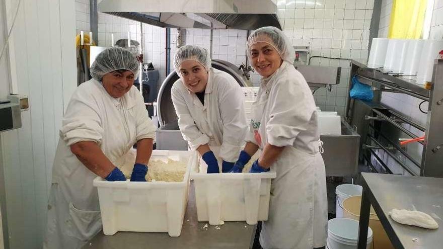 Lita, Thayrée y Lucía, intengrantes de la Cooperativa Condado-Paradanta, de As Neves. // D.P.