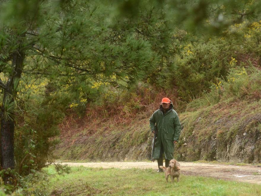 Un cazador con su perro.