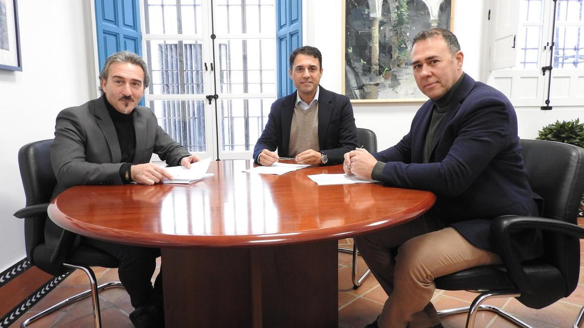 Firma del acuerdo entre la Fundación Cajasur y Proyecto Hombre en Córdoba.