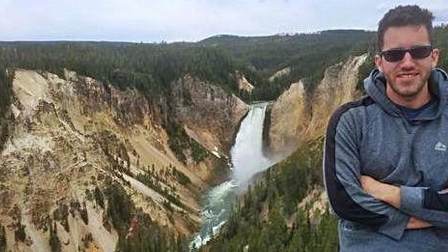 Alberto Roper és Doctor en Enginyeria Aeroespacial i Astrofísica per la Universitat de Colorado.