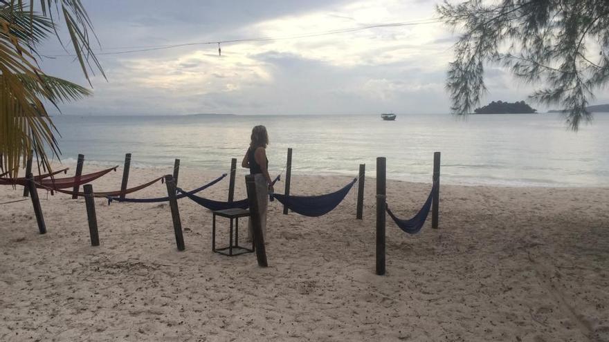 Ana viendo amanecer en Koh Rong Island.