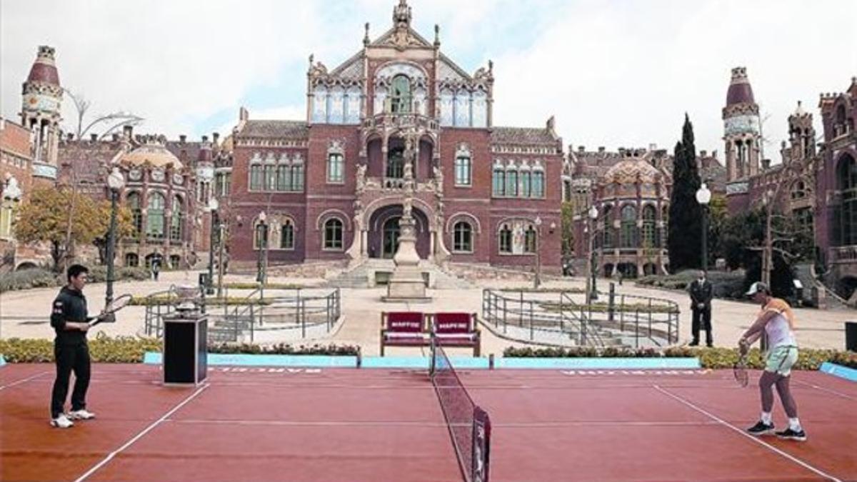 Kei Nishikori y Rafael Nadal pelotearon ayer en una pista montada en los jardines del Hospital de Sant Pau para promocionar el torneo barcelonés.