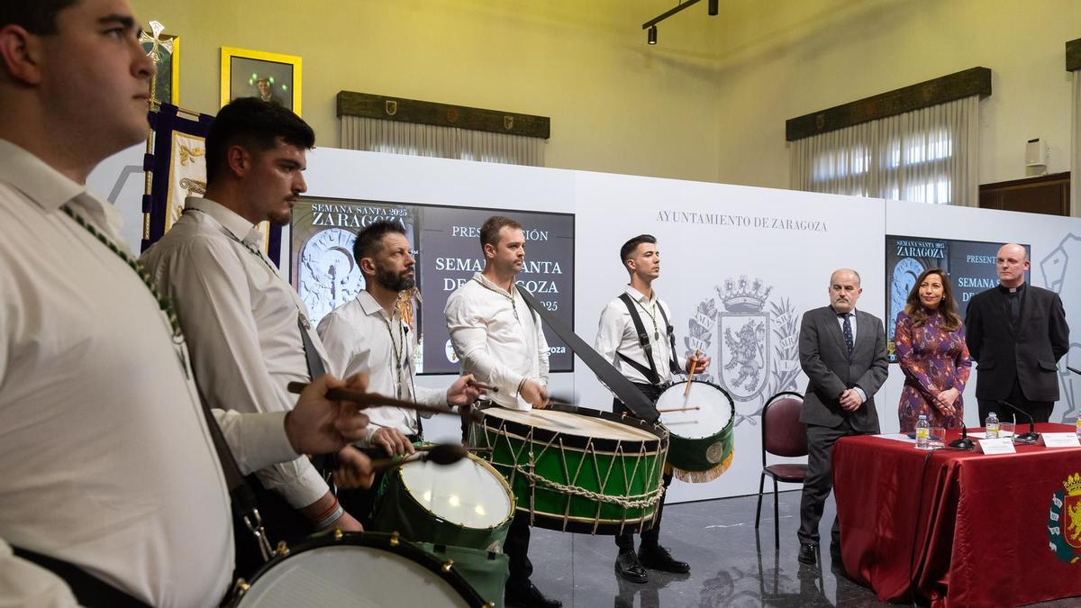 Natalia Chueca junto al vicario general y el presidente de la Junta Coordinadora de Cofradías en el acto de presentación de la Semana Santa 2025