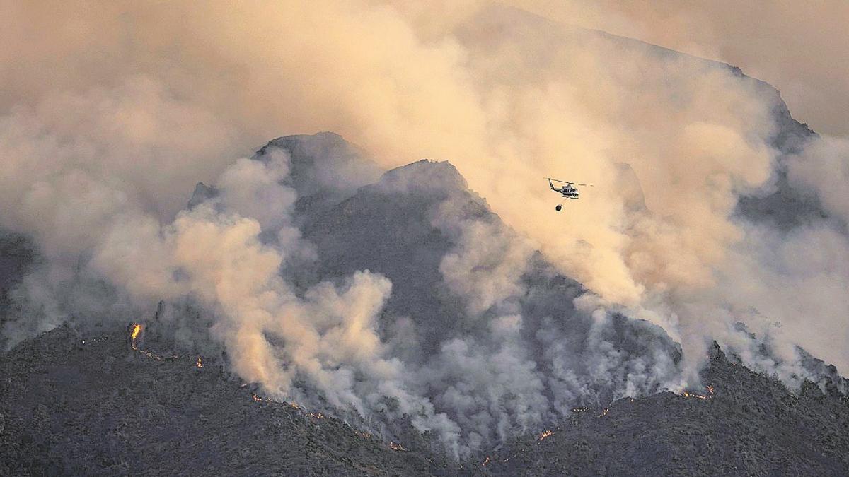 Intervención de un helicóptero en la extinción del incendio de Carballeda de Valdeorras, todavía activo.