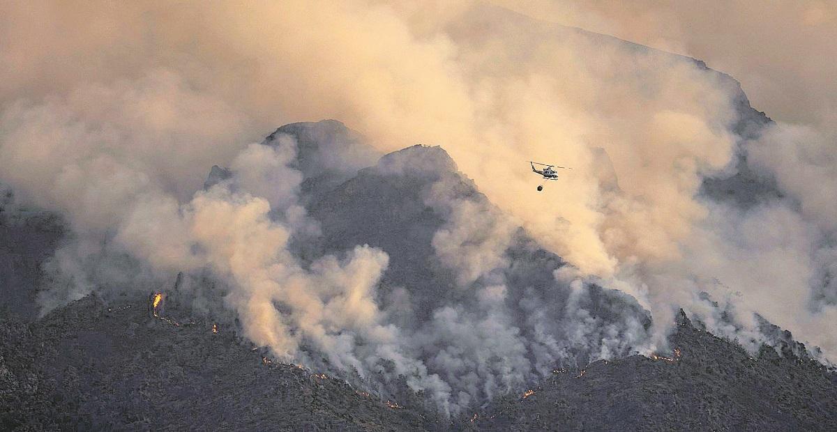 Intervención de un helicóptero en la extinción del incendio de Carballeda de Valdeorras, todavía activo.