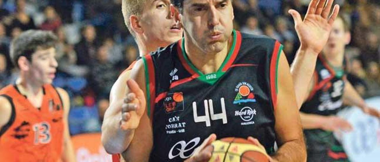 Richi Guillén, con el balón durante el partido del domingo en Son Moix.