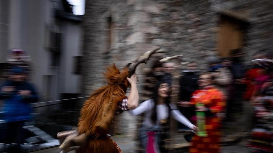La nieve y el agua no apagan la fiesta y la tradición del Carnaval de Bielsa
