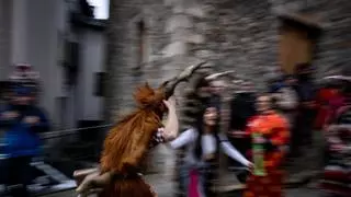 La nieve y el agua no apagan la fiesta y la tradición del Carnaval de Bielsa