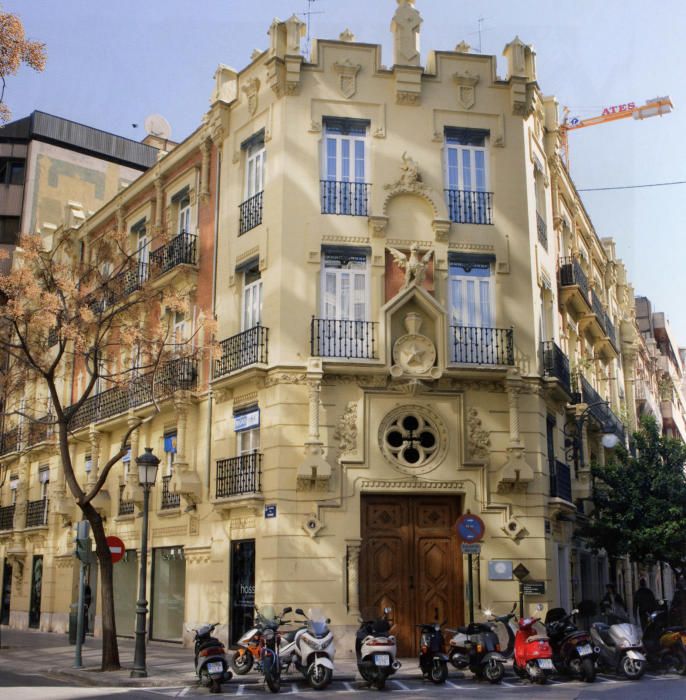 Casa del Dragón (1901) - Calle Sorní, 4. Edificio de viviendas adstrito al historicismo modernista de carácter medievalista obra de José Manuel Cortina. Destaca si decoración naturalista de rosas y lagartos y símbolos estrambóticos como locomotoras aladas.