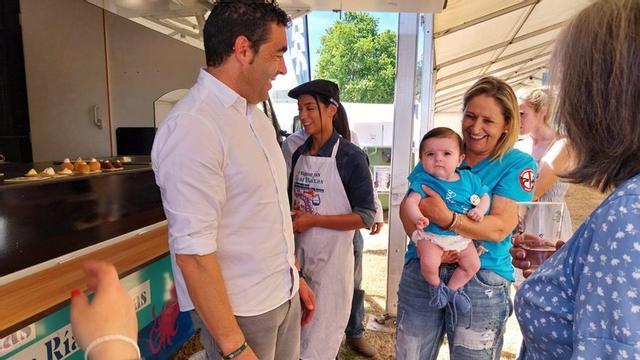 El presidente de la Diputación, Luis López, saluda a la pequeña motera Carlota Loira, la primera inscrita este año. | GONZALO NÚÑEZ