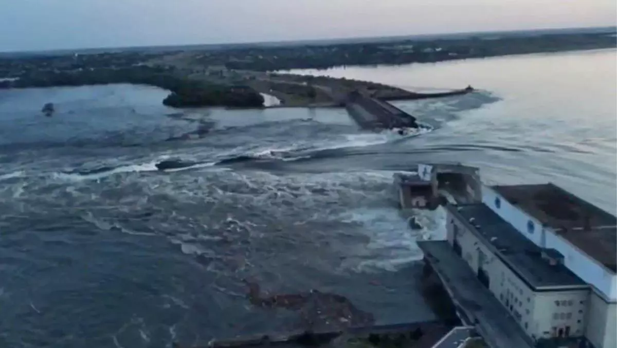 Ucrania denuncia que Rusia ha destruido una presa en Jersón y alerta de graves inundaciones