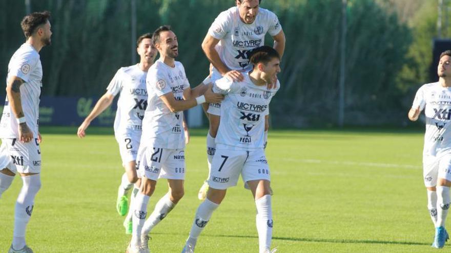 Salinas, del Yeclano, celebrando uno de sus goles ayer.  | PASCUAL AGUILERA