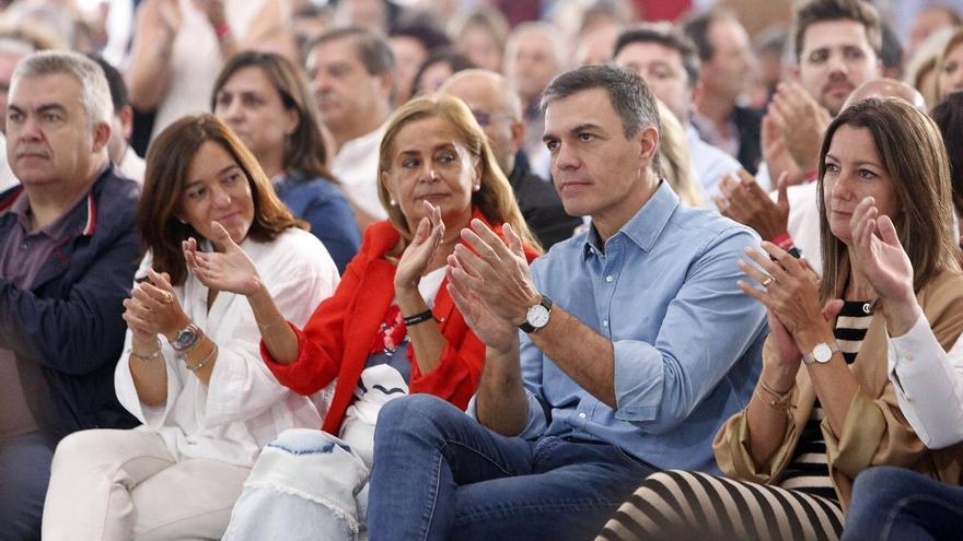 Lara Méndez, a la derecha de Pedro Sánchez, en la XII Festa Socialista de Galicia