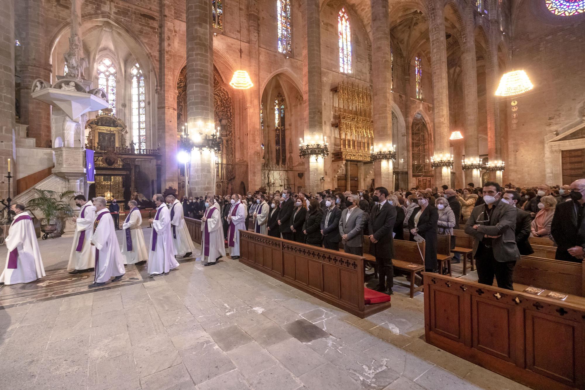 Mas de 1.200 personas abarrotan la seu para dar el último adiós al obispo Toni Vadell