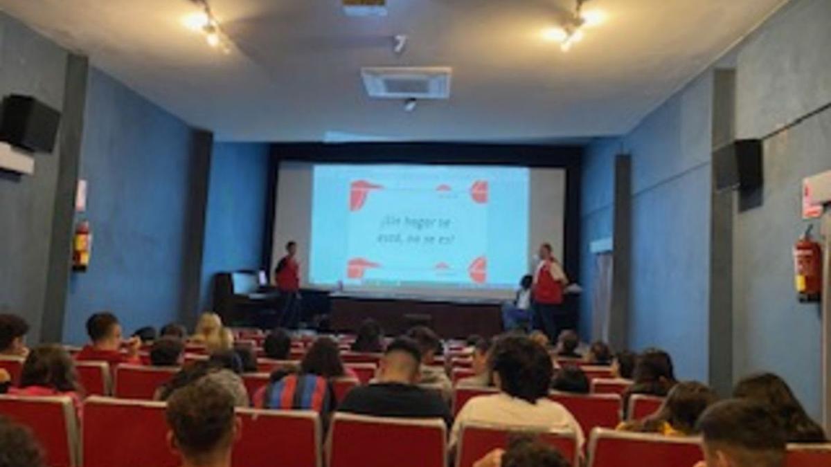 Alumnos del instituto Río Verde, en la charla sobre la situación del sinhogarismo.