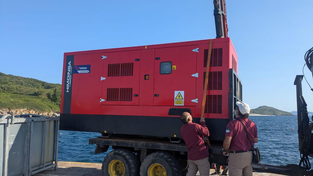 El generador, descargado ayer en el muelle de las islas Ons.
