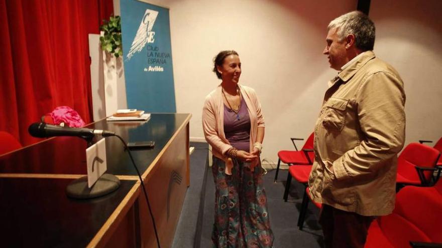 Clara María Fernández, junto al coordinador del Club LA NUEVA ESPAÑA de Avilés, Luis García.