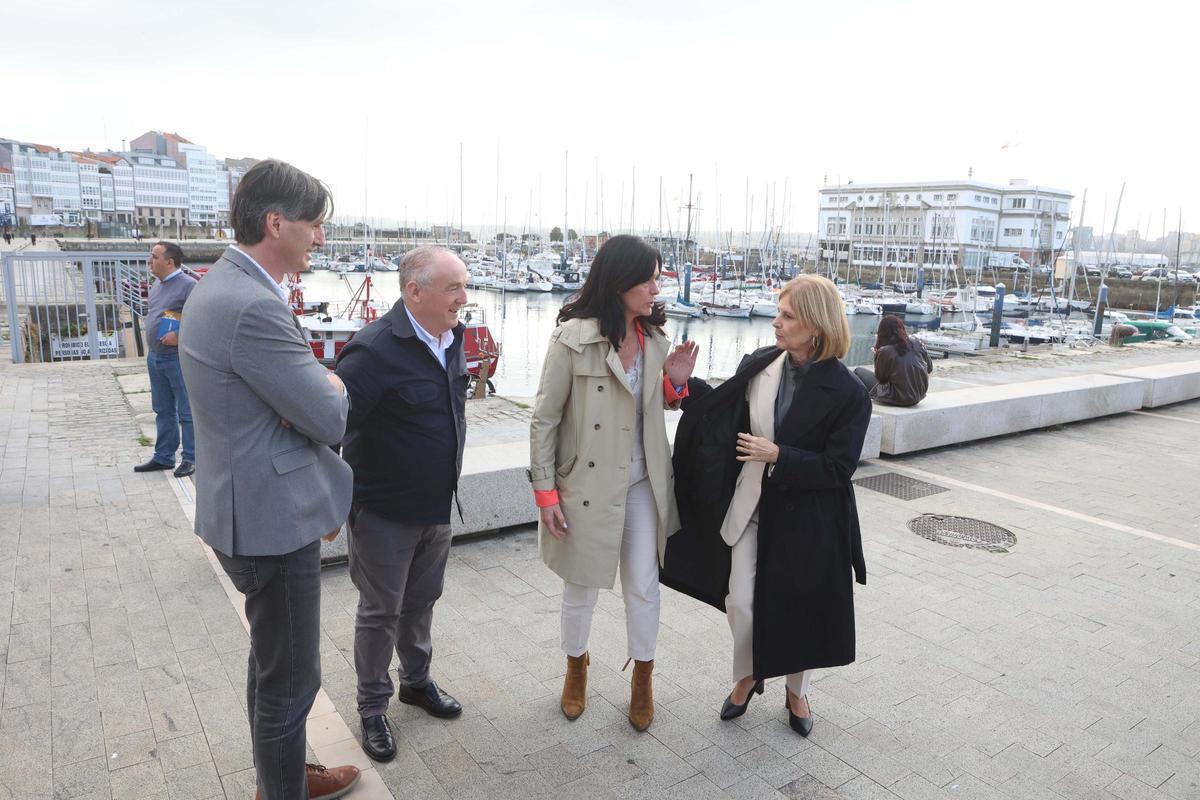 Recorrido por la Marina de Paula Prado, Miguel Lorenzo y la presidenta de la FEMP