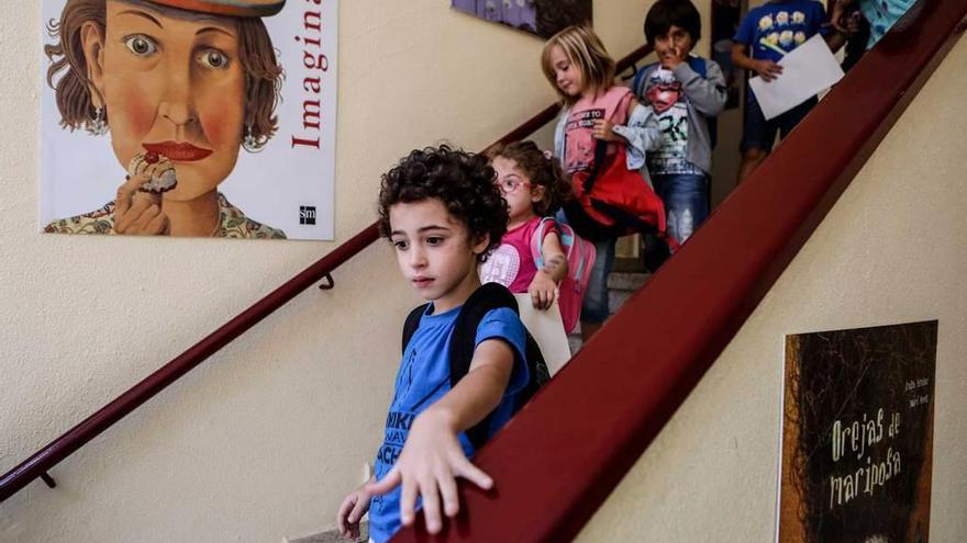 Alumnos en el primer día de clase en el Honesto Batalón, el colegio público de Cimadevilla.