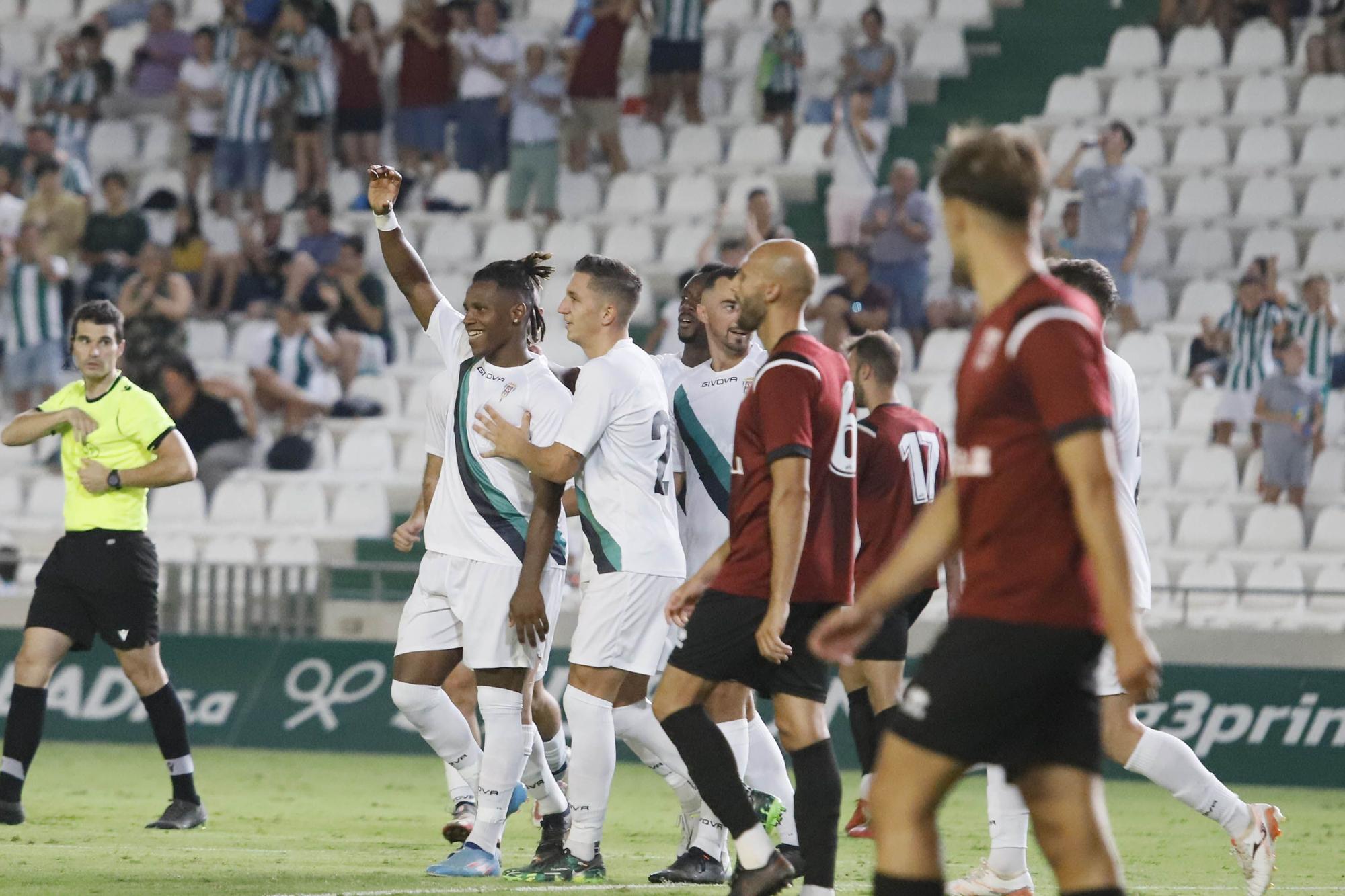 Cedric celebra un gol del Córdoba CF ante el Villarreal B en El Arcángel.