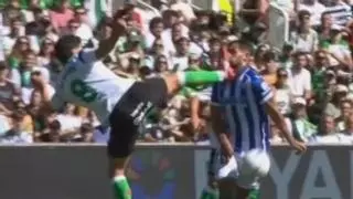 ¡André Almeida, expulsado en el Racing - Alavés por una entrada brutal!