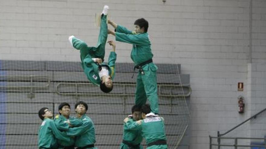 El equipo universitario procedente de Corea del Sur realiza un número en grupo con una pirueta en el aire