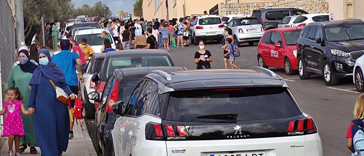 La entrada del colegio Es Puig de Lloseta el primer día de clase.