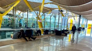 Una hilera de personas sin hogar pernoctan en el aeropuerto Madrid Barajas