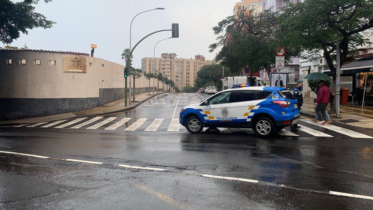 La Policía interviene tras hallar un paquete sospechoso frente al cuartel de Almeyda