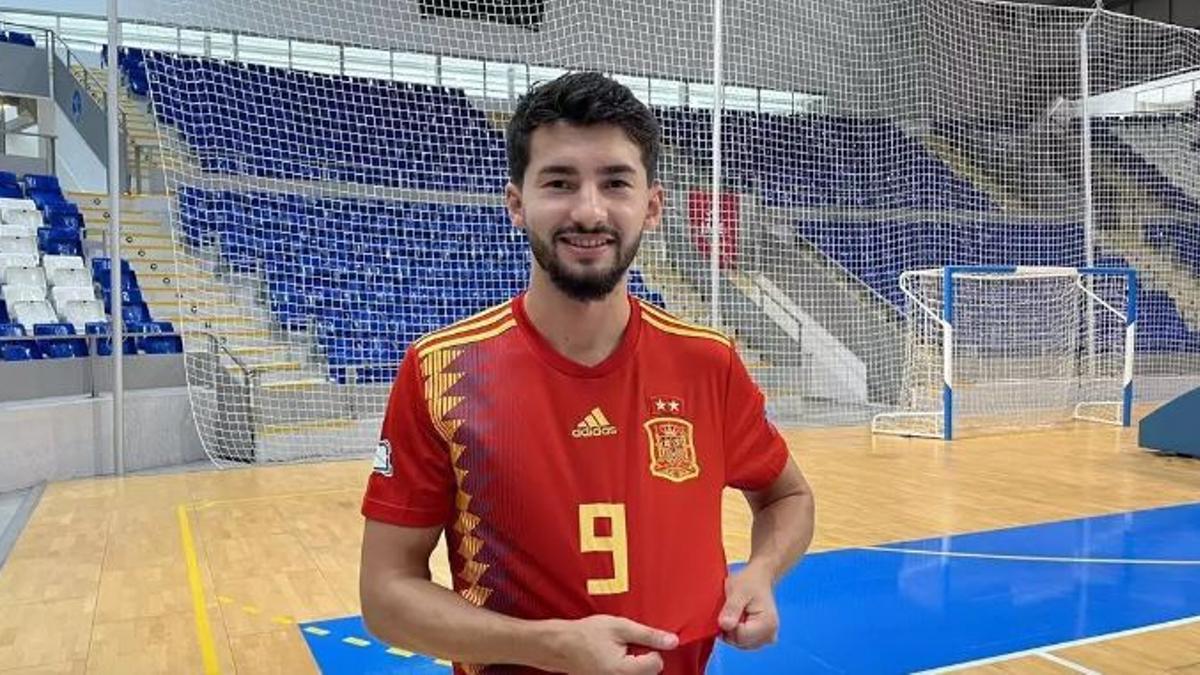 Gordillo posa con la camiseta de la selección española en Son Moix.