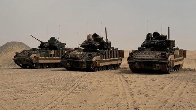 Vehicles de combat de cavalleria M3 Bradley de l’Exèrcit dels EUA, en un lloc no determinat del Pròxim Orient. | US ARMY