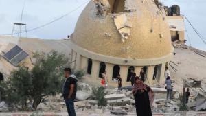 Mezquita destruida después de varios bombardeos de Israel en el sur de la Franja de Gaza