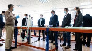 Ángel Escribano, Javier Escribano, Pedro Sánchez, Benjamín Herranz y Reyes Maroto, durante la visita al fabricante de respiradores Hersill en abril de 2020.