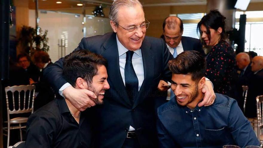 Florentino Pérez saluda a Isco y Marco Asensio, ayer, en la comida de Navidad del Real Madrid.