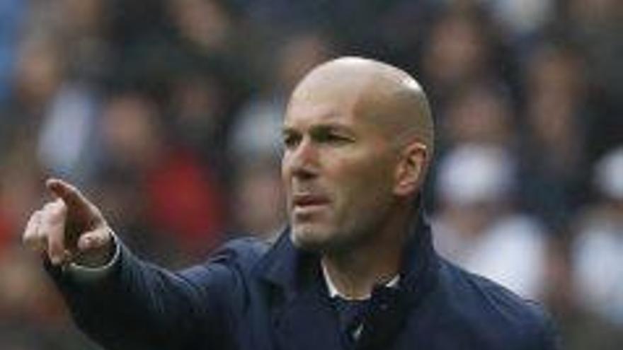 Zidane dóna ordres als jugadors