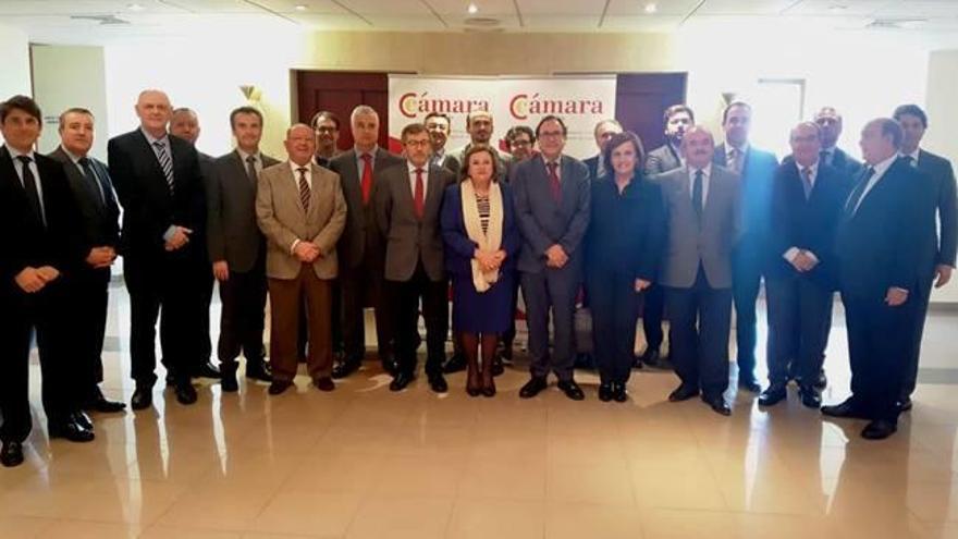 El conseller, ayer con un grupo de empresarios de Castelló.