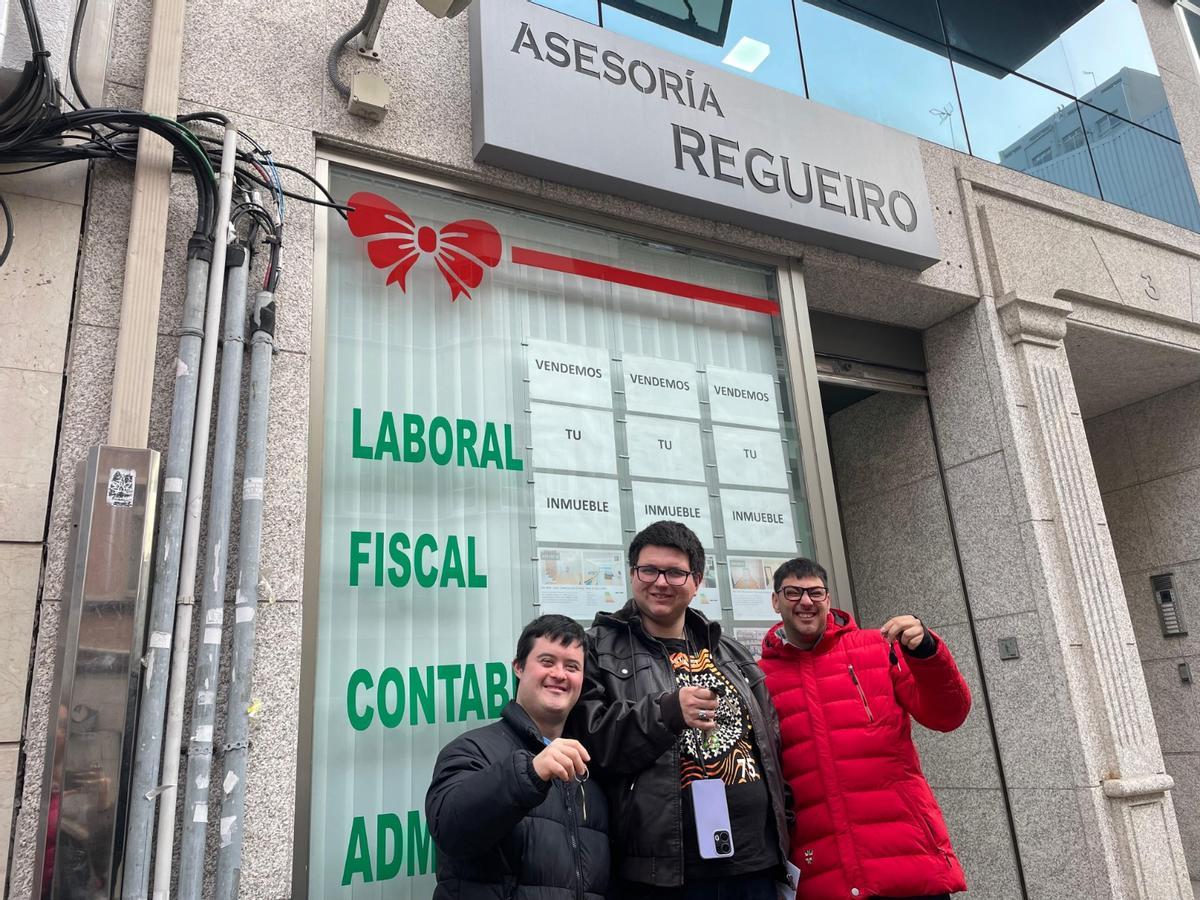 Pedro, José Manuel y Carlos en la puerta de la inmobiliaria con la que accedieron a su primer alquiler