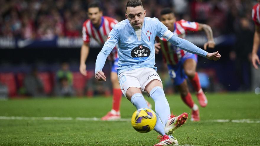 Aspas ejecuta el penalti. | | LOF