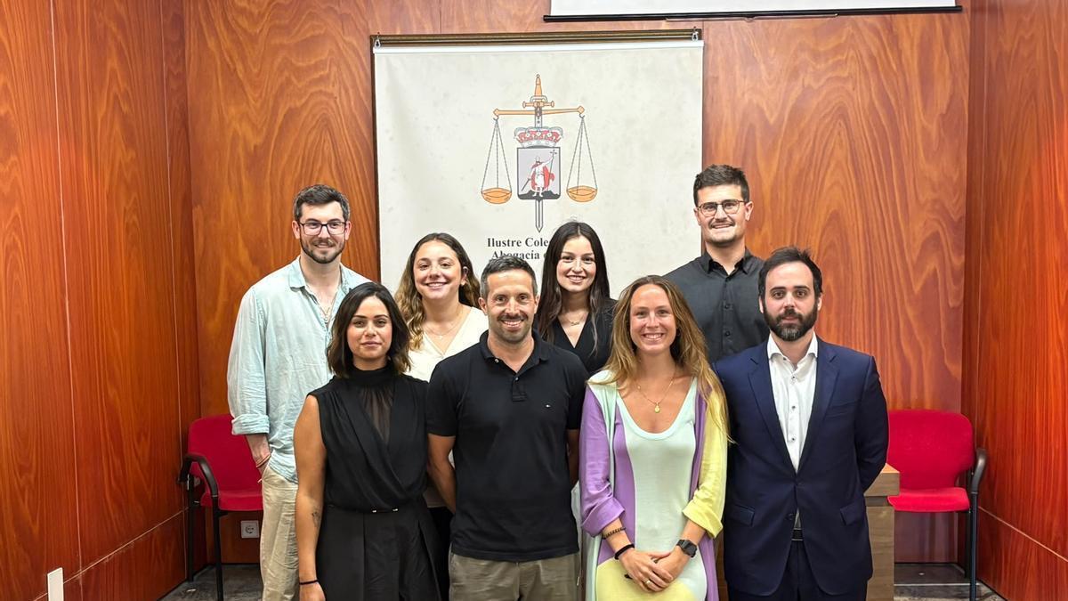Atrás, por la izquierda, Xulián Tomás Fernández, Jimena Costales Fernández-Paino, Lucia García Valdés y Javier Tuero Álvarez. En primer término, Sarah Abu-Albar Sánchez, Ildefonso Rodríguez, Cecilia Riera y Marcos Antuña San Emeterio.
