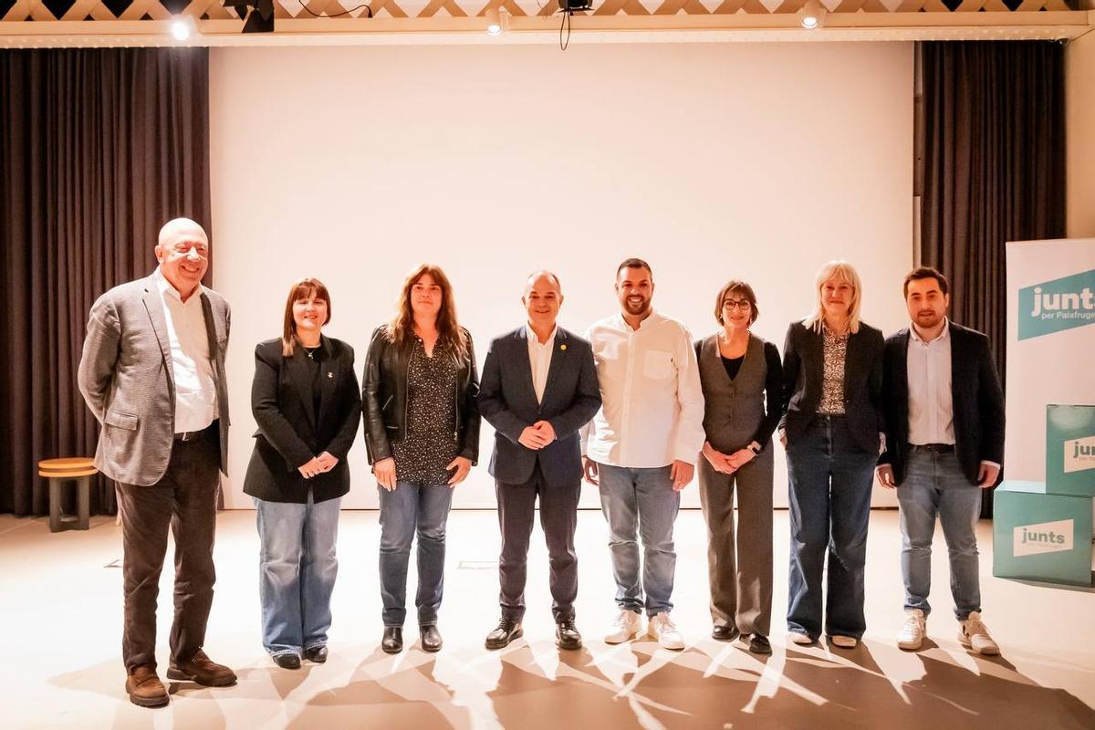 David Martín, amb dirigents de Junts, durant la presentació de la candidatura al Museu del Suro de Palafrugell.