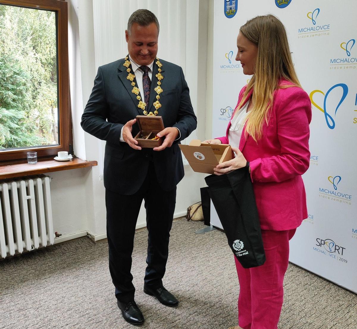 En la recepción oficial en el ayuntamiento de Michalovce ho ha faltado el intercambio de detalles.
