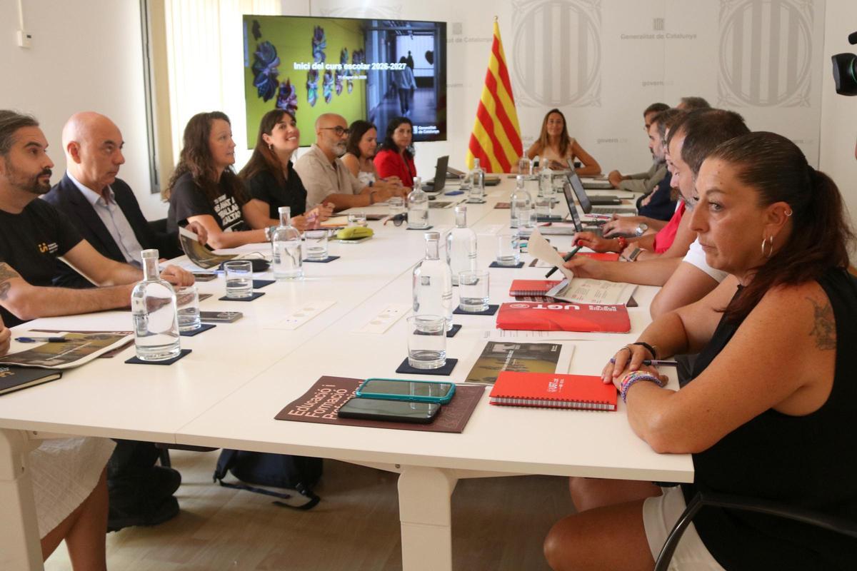 Niubó este martes presidiendo la reunión de la mesa de seguimiento del acuerdo educativo con los sindicatos firmantes.