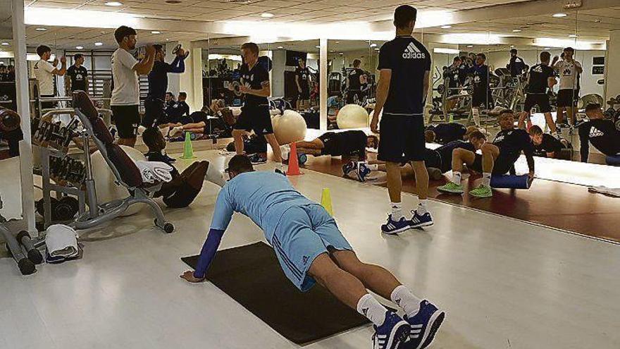 Los jugadores, en la sesión de ayer en el hotel.