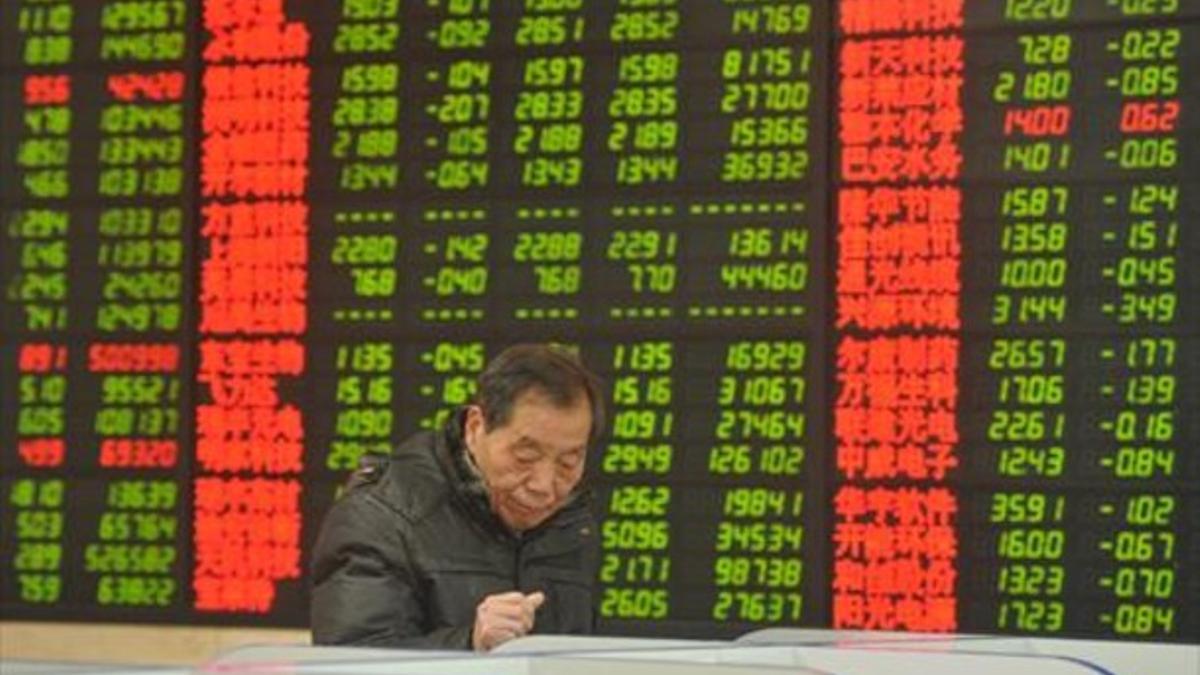 Un inversor en la bolsa de Fuyang, en la provincia china de Anhui.