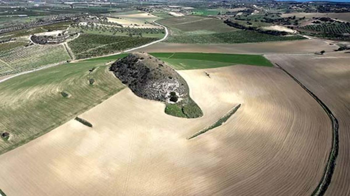 Foto aérea de una cresta erosionada por la mega inundación, ubicada al noreste de Masseria del Volpe, en la zona de Sicilia, Italia.