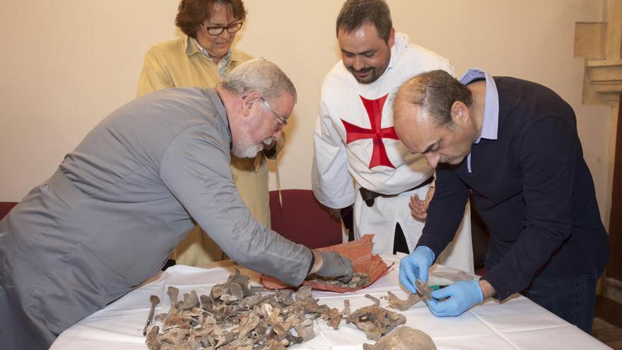 Instant de l&#039;exhumació de les restes de Guillem de Torroja.