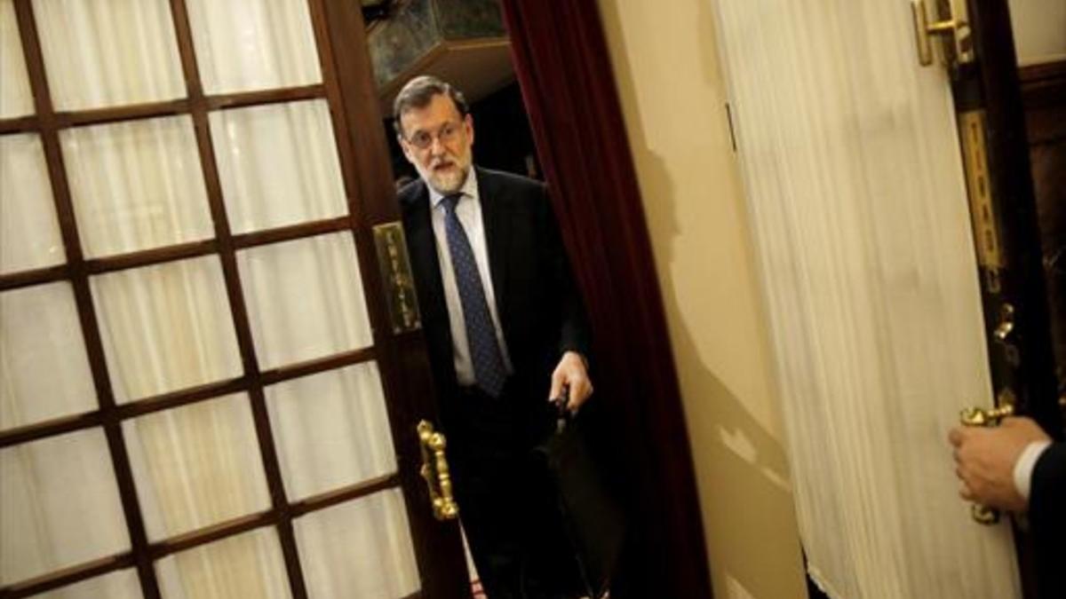 Mariano Rajoy sale del hemiciclo del Congreso, ayer.